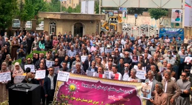 İran'da halk, zamlar için sokakta