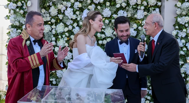 Kılıçdaroğlu, Muhittin Böcek’in oğlu Gökhan Böcek ve Zeynep Kerimoğlu’nun nikah şahitliğini üstlendi