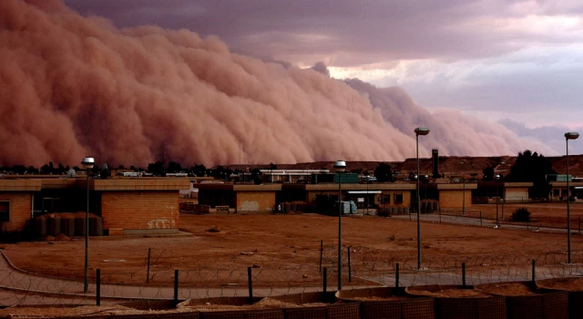 Kuveyt’te kum fırtınası sebebiyle uçuşlar askıya alındı