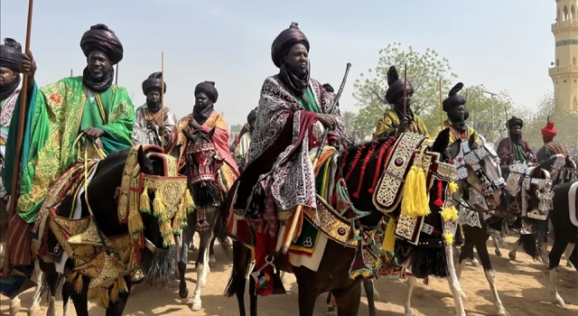 Nijerya'da bayram gelenekleri atlı geçit törenleriyle renkleniyor
