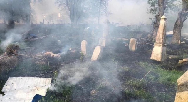 Ukrayna'da Yahudi mezarlığı bombardımandan zarar gördü