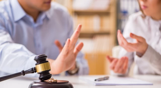 Yargıtay'dan emsal karar: Eşin maaşına el koymak boşanma sebebi