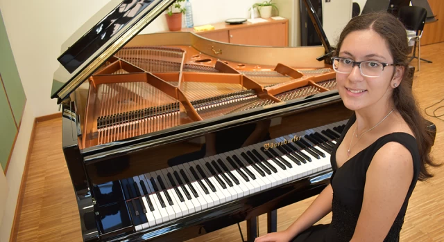 15 yaşındaki Piyanist Ayşe Cemre Ağırgöl’ün büyük başarısı