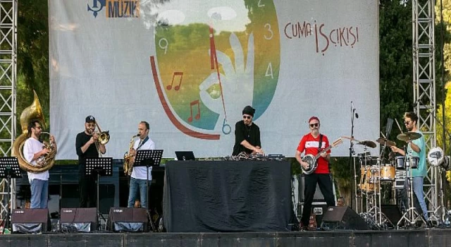 ”Cuma İş Çıkışı” Konserinde İzmir’de Hey! Douglas Sahne Aldı