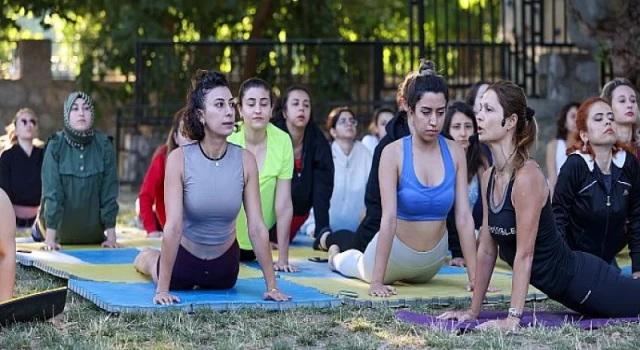 Hem inziva hem yoga 50 genç kadın yoga kampında buluştu