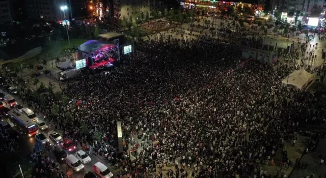 MaNga Bağcılar’da 80 bin kişiye konser verdi