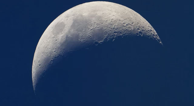 NASA görüntüleri paylaştı: Ay'a çarpan roket dev krater oluşturdu