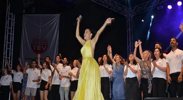 Şevval Sam Türk Eğitim Vakfı’nın 55. kuruluş yıldönümü konserindeydi