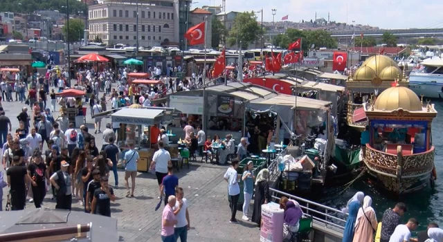 Bayramda tatile gidemeyen İstanbullular soluğu Eminönü'nde aldı