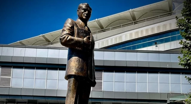 Fenerbahçe, Kadıköy Şükrü Saracoğlu Stadyumu'nun önüne Atatürk heykeli yerleştirdi