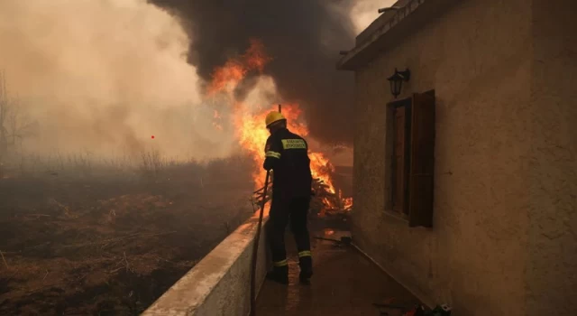 Midilli Adası’nda devam eden orman yangını evlerin bulunduğu alana sıçradı