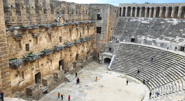 Aspendos Antik Tiyatrosu yabancı sanatçıları ağırlayacak