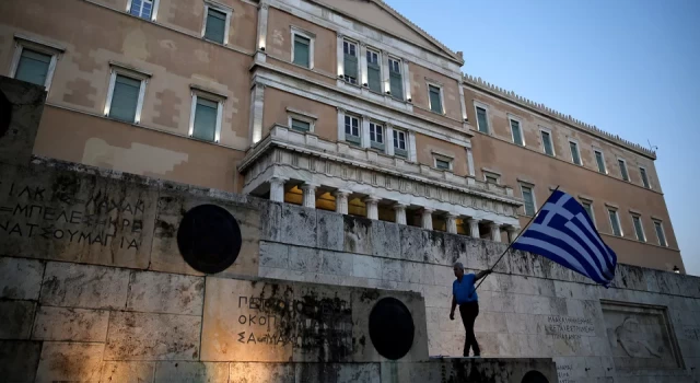 Bir gazeteciyi casus yazılımla izlediğini itiraf eden Yunanistan İstihbarat Başkanı istifa etti