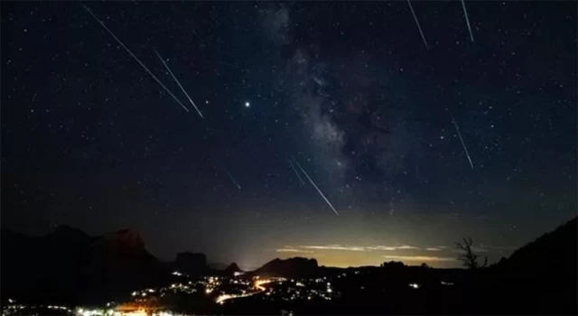 Bu gece gökyüzünde Perseid meteor yağmuru var; Perseid meteor yağmuruna ne yol açıyor?