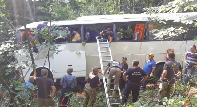 Bursa'da içinde 47 kişinin bulunduğu tur otobüsü şarampole yuvarlandı: 5 ölü,  36 yaralı
