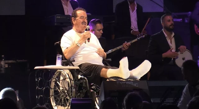 İbrahim Tatlıses, tekerlekli sandalyede iki ayağı alçılı konser verdi