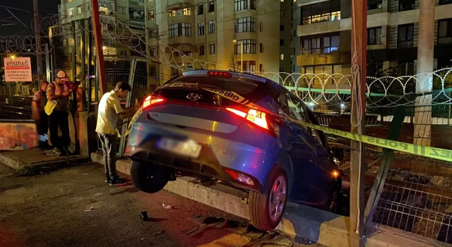 Otomobil, Marmaray'ın tel örgüsünde asılı kaldı