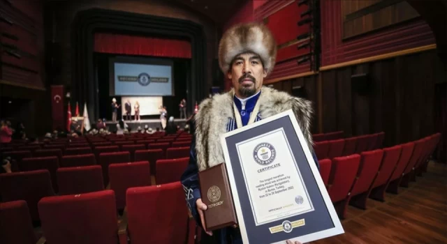 124 saat Manas okuyarak Guinness Rekorlar Kitabı'na girdi