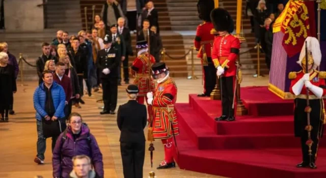 Britanya'da yaklaşık 250 bin kişi Kraliçe’nin tabutunu görmek için sırada bekledi