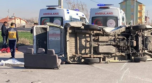 Konya'da servis midibüsü ile kamyonet çarpıştı: 17 kişi yaralandı