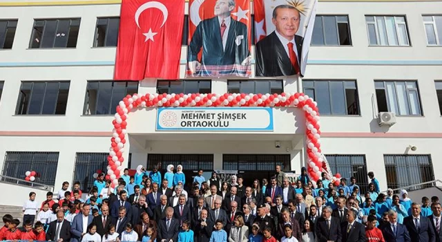 Eski Başbakan Yardımcısı Mehmet Şimşek'in ismi okula verildi