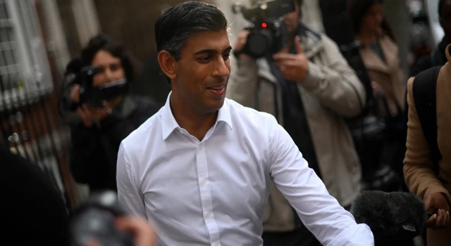 İngiltere'de başbakanlığa en yakın isim Rishi Sunak
