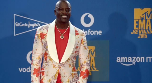 Şarkıcı Akon, Türkiye'de saç ektirdi