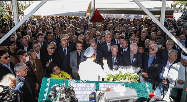 Ümit Kıvanç'tan babasının cenazesine gösteriş için gelenlere serzeniş