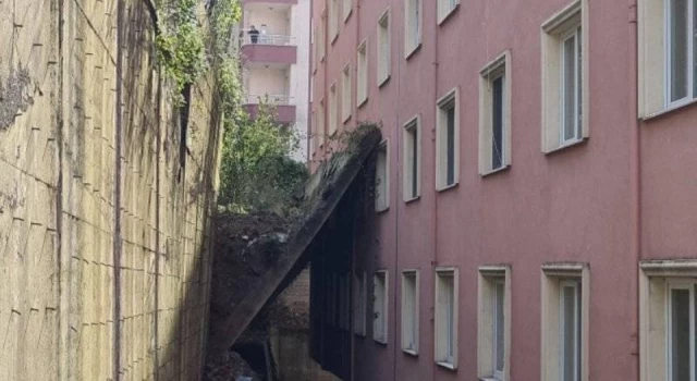 Zonguldak’ın Alaplı ilçesinde bir sitenin istinat duvarı çöktü