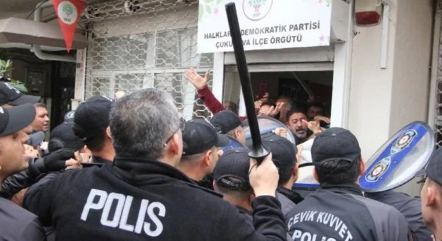 Adana’da, polis basın açıklamasını bina içinde yapmayan HDP’lilere müdahale etti