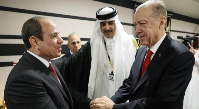 Cumhurbaşkanı E﻿rdoğan, Sisi'yle selamlaşıp tokalaştı