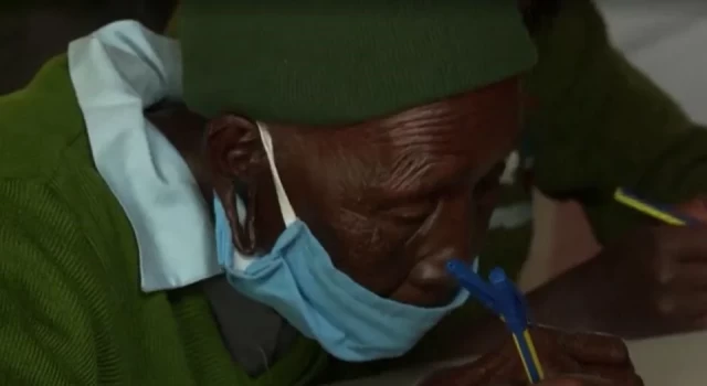 Dünyanın en yaşlı ilkokul öğrencisi 99 yaşında hayatını kaybetti