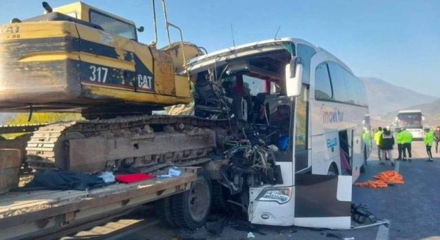 Tur otobüsü, çekiciyle taşınan iş makinesine çarptı: 3 ölü, 8 yaralı