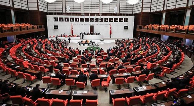 AK Parti ve MHP’li vekillerin oylarıyla Meclis gelecek hafta tatil edildi