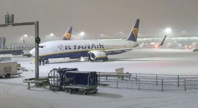 İngiltere'de kar: Londra Stansted Havalimanı'ndan tüm uçuşlar ertelendi