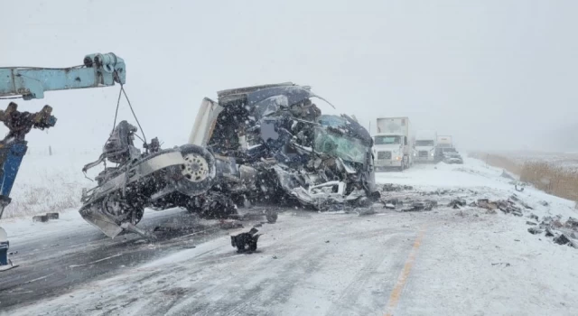 Kanada'da kar fırtınası: 60'tan fazla araç birbirine girdi