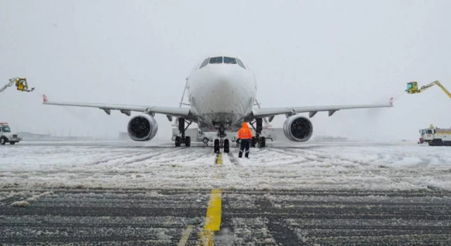 Kanada'da yoğun kar yağışı: 200 uçuş iptal edildi