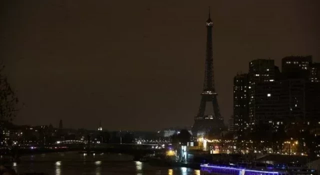 Paris'te birçok mahalle elektrik kesintisi nedeniyle karanlığa büründü