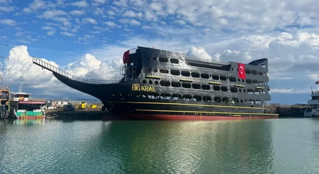Dünyanın en büyük tur teknesi 'Big Kral', Antalya'da suya indirildi