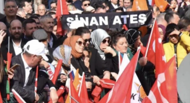 Erdoğan'ın Bursa mitinginde Sinan Ateş'in yakınları pankart açtı