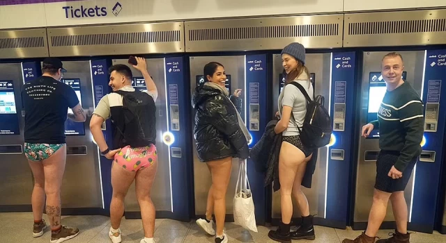 Londra'da "Pantolonsuz" metro günü etkinliği gerçekleşti