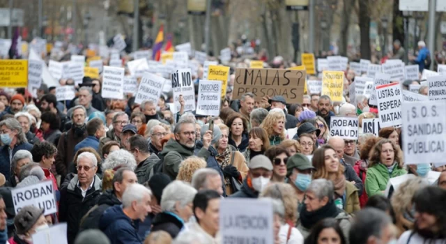 Madrid'de sağlık çalışanları, kamu sağlık hizmetlerini savunmak için gösteri yaptı