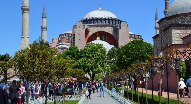 Türkiye’ye geçen yıl 44,5 milyon yabancı turist geldi