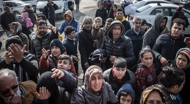 Adana’da Valilik halka yemek dağıtımını engellemeye çalışınca olay çıktı