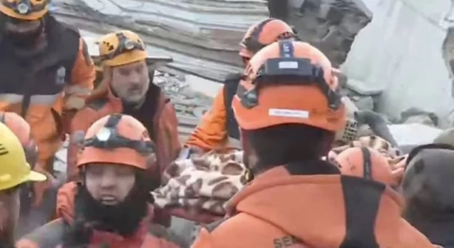 Depremin 5. gününde Kahramanmaraş’taki 3 katlı binanın enkazından bir kişi kurtarıldı