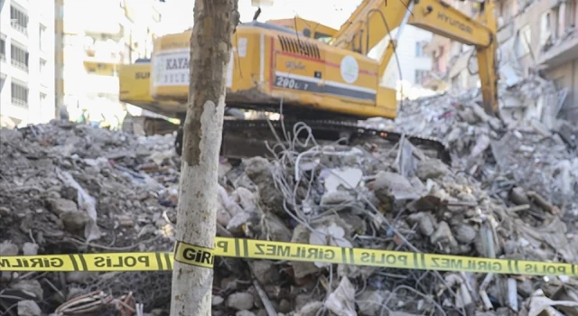 Diyarbakır'da 2 müteahhit yaptıkları binanın enkazında kalarak hayatını kaybetti