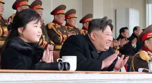 Kim Jong-un ve kızı ilk defa bir askeri etkinlik haricinde kameralara göründü