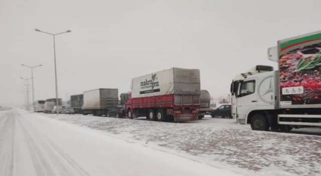 Konya'yı çevre illere bağlayan kara yolları trafiğe kapatıldı