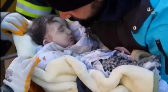Şanlıurfa'da 1 yaşındaki çocuk enkazdan 53 saat sonra kurtarıldı