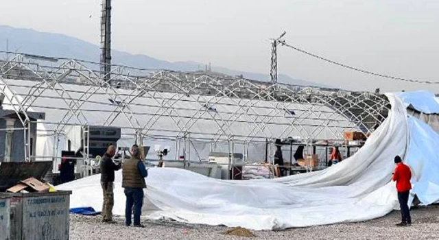 İskenderun'da kuvvetli rüzgâr; depremzedelerin çadırları yıkıldı